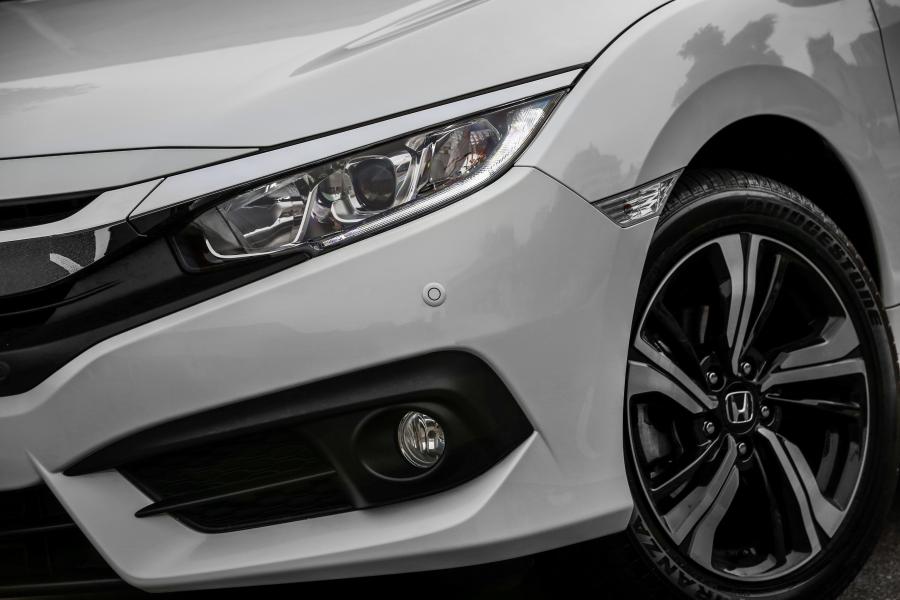 Детали экстерьера Honda Civic EXL Sedan (FC) 2016 года  (LA) (фото 38 из 41)